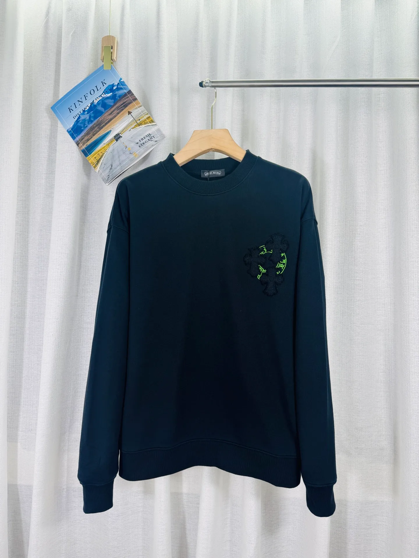P260 top version, real shot without P, ​​different from market currency) 𝗖𝗵𝗿𝗼𝗺𝗲 𝗛𝗲𝗮𝗿𝘁𝘀/Cro Heart 2025 washed patch embroidery autumn and winter new original single counter American laser burnt 3D three-dimensional color embroidered couple casual sweatshirt 👑The highest version! Customized fabric 430g tripe terry fabric! American acid-washed and distressed original fabric laser burnt ✟appliqué embroidery and exquisite embroidery of letters! The best-selling model in the counter, very comfortable to wear. Accessories: original molded and authenticated collar label➕100% silk wash label. Genuine purchase-grade original hangtag➕matching hanging rope➕3D hanging beads➕original packaging bag. Craftsmanship: The original version has consistent wiring! The highest version of the armhole matching technique! Color: White Black Size: S M L XL Style Number: 25-357